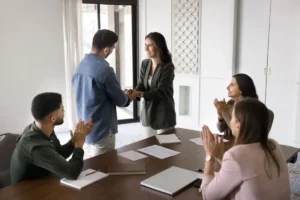 Jak chwalić współpracowników, by to miało znaczenie?