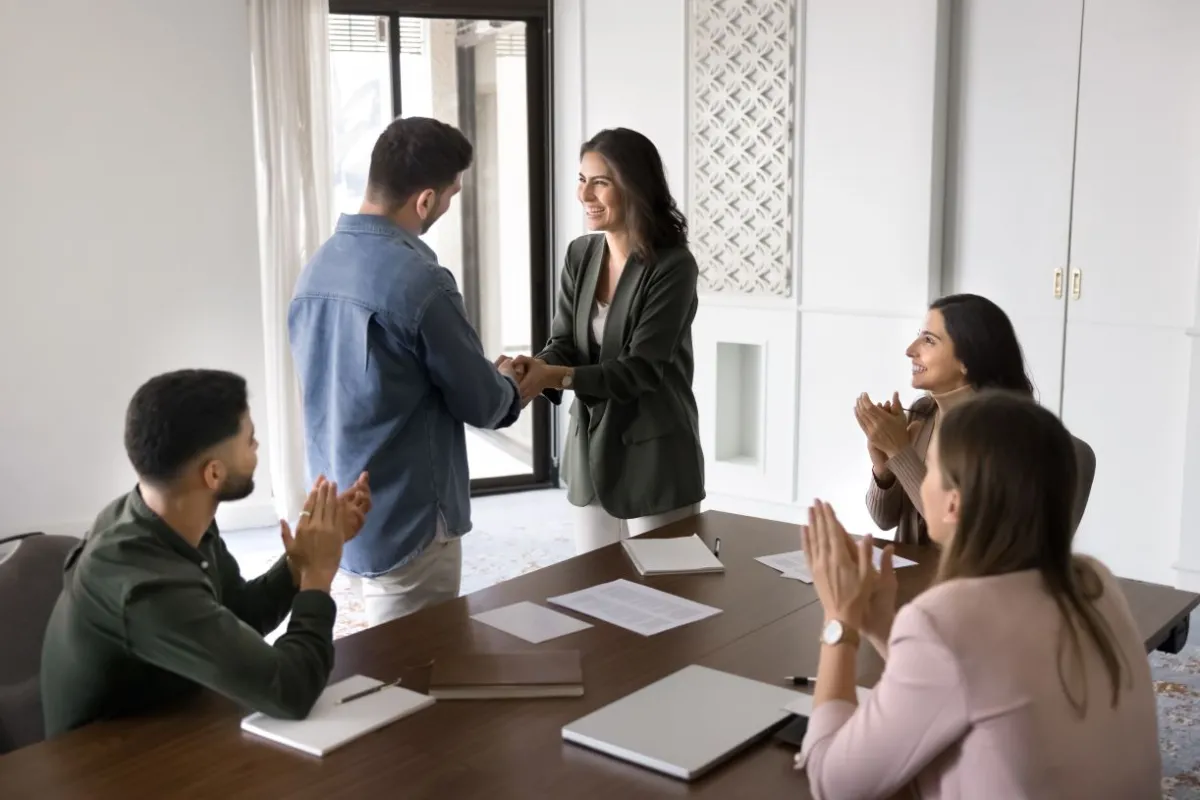 Jak chwalić współpracowników, by to miało znaczenie?