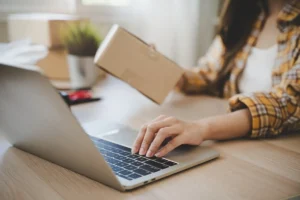 Koszt przesyłki zwrotnej w UE: kto za to płaci?