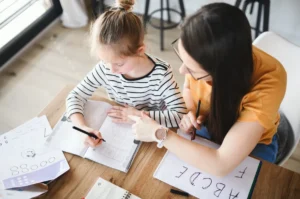 Ograniczenie prac domowych w szkołach podstawowych – analiza