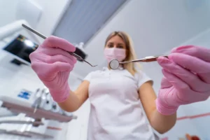 Turystyka dentystyczna Polaków i rosnące ceny usług