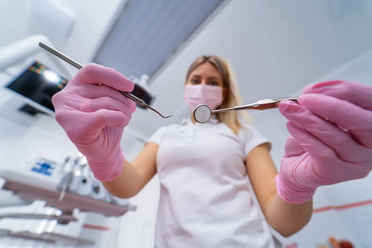 Turystyka dentystyczna Polaków i rosnące ceny usług