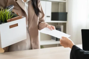 Ciche zwolnienia w firmach: przyczyny i konsekwencje 1 Ciche zwolnienia w firmach: przyczyny i konsekwencje