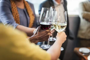 Wino i nocna prohibicja: co mówią winiarze w Polsce?