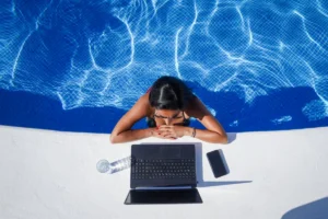 Pracowakacje: Co musi sprawdzić pracodawca przed workation?